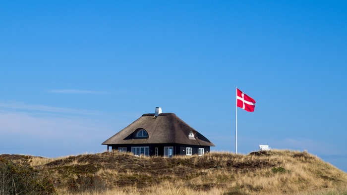 Sommerhus_sort_Blå_himmel